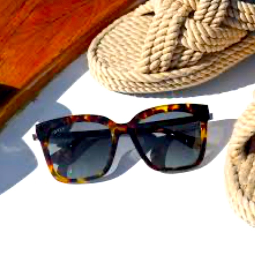 Diff luxury eyewear. Oversized Square shaped, gold metal frame.